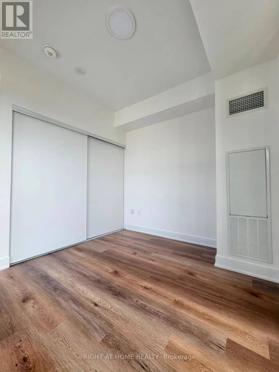 Bedroom with a double sliding-door closet